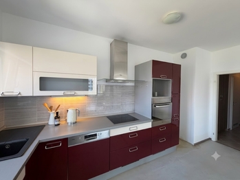 Na míru řešená kuchyňská linka + prostor pro volně stojící lednici a mikrovlnnou troubu. - Prodej bytu 2+kk v osobním vlastnictví 61 m², Praha 9 - Letňany