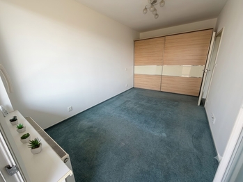 SOučástí ložnice je na míru řešená vestavěná šatní skříň! - Prodej bytu 2+kk v osobním vlastnictví 61 m², Praha 9 - Letňany