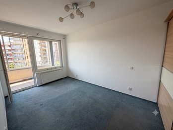 Samostatná ložnice přístupná z OP i z lodžie. - Prodej bytu 2+kk v osobním vlastnictví 61 m², Praha 9 - Letňany