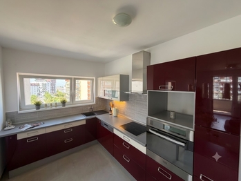 Kuchyně s oknem a na míru řešenou, kvalitní  kuchyňskou linkou. - Prodej bytu 2+kk v osobním vlastnictví 61 m², Praha 9 - Letňany