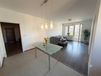 Pohled z kuchyně do OP a předsíně - aktuální stav. - Prodej bytu 2+kk v osobním vlastnictví 61 m², Praha 9 - Letňany