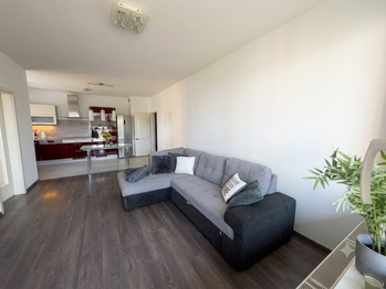 Pohled z lodžie do hlavní obytné místnosti. - Prodej bytu 2+kk v osobním vlastnictví 61 m², Praha 9 - Letňany
