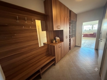 Předsíň - pohled od vstupu do bytu. - Prodej bytu 2+kk v osobním vlastnictví 61 m², Praha 9 - Letňany