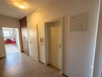 Předsíň - pohled od vstupu do bytu. - Prodej bytu 2+kk v osobním vlastnictví 61 m², Praha 9 - Letňany