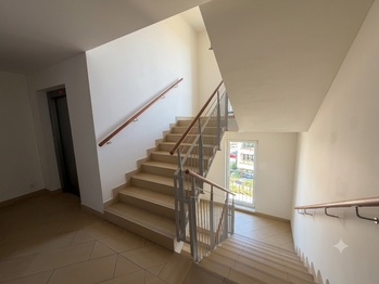 Společná chodba domu s výtahem. - Prodej bytu 2+kk v osobním vlastnictví 61 m², Praha 9 - Letňany