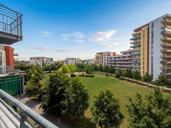 Otevřený výhled z lodžie bytu. - Prodej bytu 2+kk v osobním vlastnictví 61 m², Praha 9 - Letňany