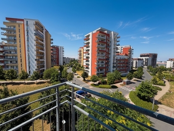 Otevřený výhled z balkónu bytu - Prodej bytu 2+kk v osobním vlastnictví 61 m², Praha 9 - Letňany