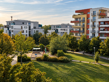 Výhled z balkón bytu. - Prodej bytu 2+kk v osobním vlastnictví 61 m², Praha 9 - Letňany 