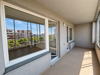 Zasklený prostor balkónu. - Prodej bytu 2+kk v osobním vlastnictví 61 m², Praha 9 - Letňany