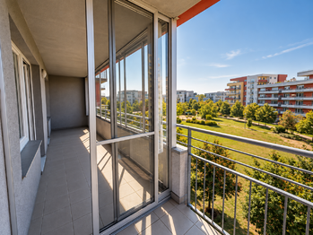 Součástí bytu je + 14,5 m2 balkón se zaskleným užitným prostorem! - Prodej bytu 2+kk v osobním vlastnictví 61 m², Praha 9 - Letňany