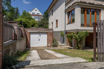 Samostatná garáž a místo pro parkování - Prodej domu 400 m², Praha 6 - Dejvice