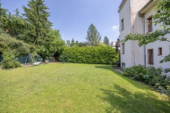 Pohled na dům a zahradu - Prodej domu 400 m², Praha 6 - Dejvice