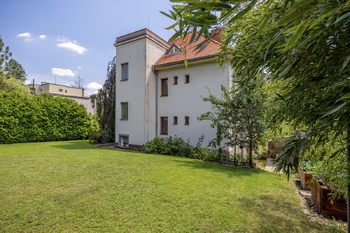 Pohled na dům a zahradu - Prodej domu 400 m², Praha 6 - Dejvice