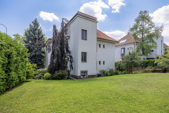 Pohled na dům a zahradu - Prodej domu 400 m², Praha 6 - Dejvice