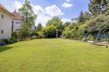 Pohled na dům a zahradu - Prodej domu 400 m², Praha 6 - Dejvice