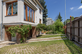Přední část zahrady směrem do ulice - Prodej domu 400 m², Praha 6 - Dejvice