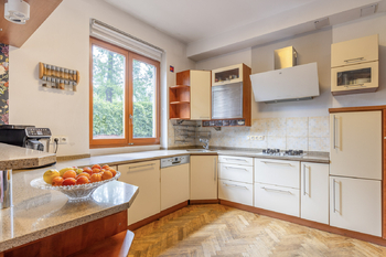 Kuchyně s jídelnou - Prodej domu 400 m², Praha 6 - Dejvice