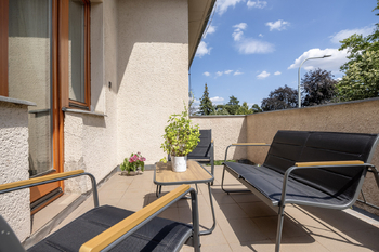 Balkón v 1. patře - Prodej domu 400 m², Praha 6 - Dejvice