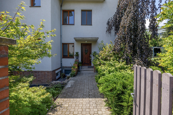 Hlavní vstup do domu - Prodej domu 400 m², Praha 6 - Dejvice