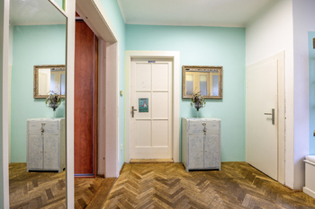 Předsíň v jednom ze 4 bytů - Prodej domu 400 m², Praha 6 - Dejvice