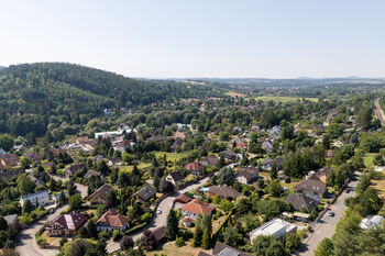rodej pozemků Čtyřkoly u Benešova – letecký pohled na developerský soubor pěti stavebních parcel o celkové výměře 4 214 m², určených pro výstavbu rodinných domů - Prodej pozemku 4 m², Čtyřkoly