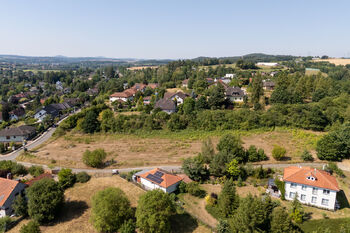 rodej pozemků Čtyřkoly u Benešova – letecký pohled na developerský soubor pěti stavebních parcel o celkové výměře 4 214 m², určených pro výstavbu rodinných domů - Prodej pozemku 4 m², Čtyřkoly