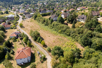 rodej pozemků Čtyřkoly u Benešova – letecký pohled na developerský soubor pěti stavebních parcel o celkové výměře 4 214 m², určených pro výstavbu rodinných domů - Prodej pozemku 4 m², Čtyřkoly