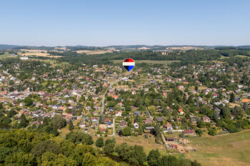 rodej pozemků Čtyřkoly u Benešova – letecký pohled na developerský soubor pěti stavebních parcel o celkové výměře 4 214 m², určených pro výstavbu rodinných domů - Prodej pozemku 4 m², Čtyřkoly
