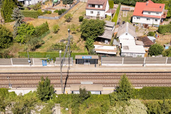 rodej pozemků Čtyřkoly u Benešova – letecký pohled na developerský soubor pěti stavebních parcel o celkové výměře 4 214 m², určených pro výstavbu rodinných domů - Prodej pozemku 4 m², Čtyřkoly