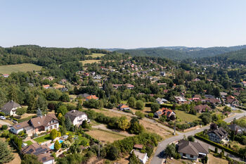 rodej pozemků Čtyřkoly u Benešova – letecký pohled na developerský soubor pěti stavebních parcel o celkové výměře 4 214 m², určených pro výstavbu rodinných domů - Prodej pozemku 4 m², Čtyřkoly