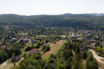 rodej pozemků Čtyřkoly u Benešova – letecký pohled na developerský soubor pěti stavebních parcel o celkové výměře 4 214 m², určených pro výstavbu rodinných domů - Prodej pozemku 4 m², Čtyřkoly