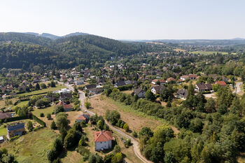 rodej pozemků Čtyřkoly u Benešova – letecký pohled na developerský soubor pěti stavebních parcel o celkové výměře 4 214 m², určených pro výstavbu rodinných domů - Prodej pozemku 4 m², Čtyřkoly