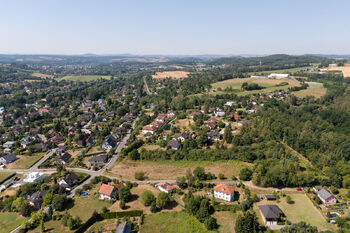 rodej pozemků Čtyřkoly u Benešova – letecký pohled na developerský soubor pěti stavebních parcel o celkové výměře 4 214 m², určených pro výstavbu rodinných domů - Prodej pozemku 4 m², Čtyřkoly
