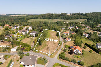 rodej pozemků Čtyřkoly u Benešova – letecký pohled na developerský soubor pěti stavebních parcel o celkové výměře 4 214 m², určených pro výstavbu rodinných domů - Prodej pozemku 4 m², Čtyřkoly
