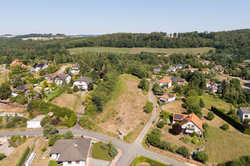 rodej pozemků Čtyřkoly u Benešova – letecký pohled na developerský soubor pěti stavebních parcel o celkové výměře 4 214 m², určených pro výstavbu rodinných domů - Prodej pozemku 4 m², Čtyřkoly