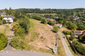 rodej pozemků Čtyřkoly u Benešova – letecký pohled na developerský soubor pěti stavebních parcel o celkové výměře 4 214 m², určených pro výstavbu rodinných domů - Prodej pozemku 4 m², Čtyřkoly