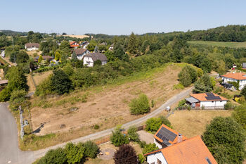 rodej pozemků Čtyřkoly u Benešova – letecký pohled na developerský soubor pěti stavebních parcel o celkové výměře 4 214 m², určených pro výstavbu rodinných domů - Prodej pozemku 4 m², Čtyřkoly
