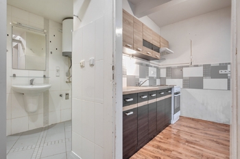 Kuchyňský kout a koupelna - Prodej kancelářských prostor 57 m², Praha 3 - Žižkov