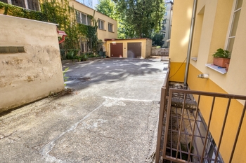 Vnitroblok s anglickými dvorky - Prodej kancelářských prostor 57 m², Praha 3 - Žižkov