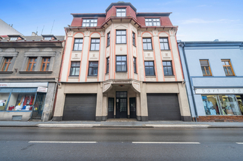 Pohled na dům z ulice - Pronájem bytu 4+1 v osobním vlastnictví 135 m², Hronov