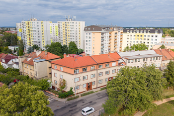 Pohled na bytový dům - Prodej bytu 2+1 v osobním vlastnictví 68 m², Poděbrady