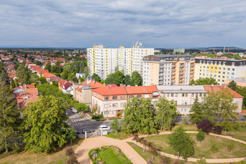 Pohled na bytový dům - Prodej bytu 2+1 v osobním vlastnictví 68 m², Poděbrady