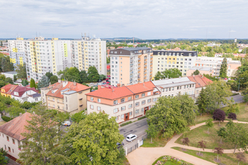 Pohled na bytový dům - Prodej bytu 2+1 v osobním vlastnictví 68 m², Poděbrady