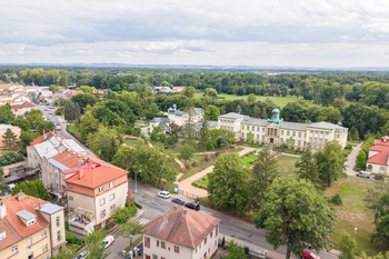 Pohled na bytový dům a okolí - Prodej bytu 2+1 v osobním vlastnictví 68 m², Poděbrady