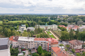 Pohled na bytový dům a okolí - Prodej bytu 2+1 v osobním vlastnictví 68 m², Poděbrady
