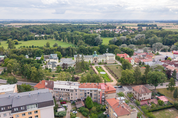 Pohled na bytový dům a okolí - Prodej bytu 2+1 v osobním vlastnictví 68 m², Poděbrady