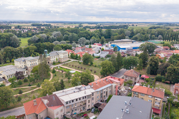 Pohled na bytový dům a okolí - Prodej bytu 2+1 v osobním vlastnictví 68 m², Poděbrady