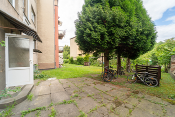Pozemek ve vnitrobloku patřící k domu a bytu - Prodej bytu 2+1 v osobním vlastnictví 68 m², Poděbrady