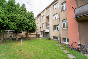 Pozemek ve vnitrobloku patřící k domu a bytu - Prodej bytu 2+1 v osobním vlastnictví 68 m², Poděbrady
