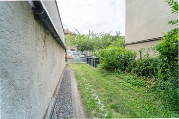 Pozemek ve vnitrobloku patřící k domu a bytu - Prodej bytu 2+1 v osobním vlastnictví 68 m², Poděbrady